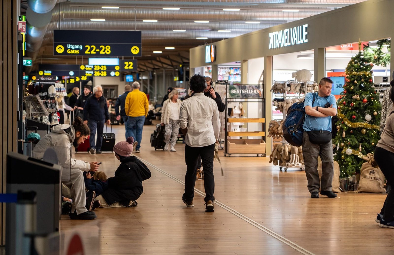 Reisende på vei gjennom terminalen mot gatene